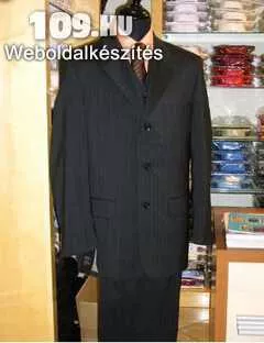 Férfi fekete öltöny